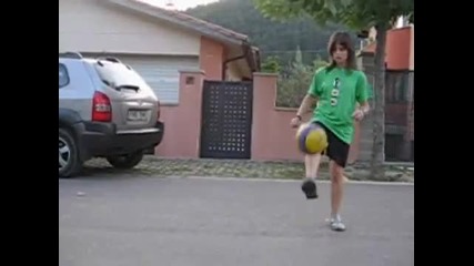Момиче жонглира страхотно с футболна топка 