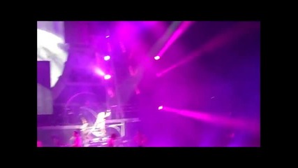 Не е зле да си секси Britney Spears - Trouble For Me Live in Detroit 7_28_2011 [hd]