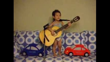 Детенце Пее Hey Jude Китарата по голяма от него Music Idol :D