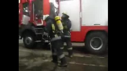 Пожарникари танцуват много смешно 