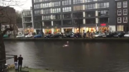 Мъже спасяват жена и детето и от потъваща кола във водата !