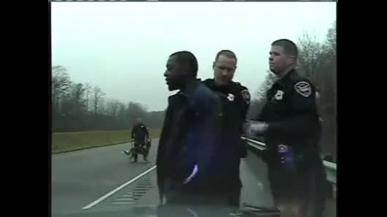 Арестуван мъж прецаква полицаи , изяде си уликата! смях!