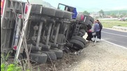 Пиян водач преобърна камион с жито край Сандански