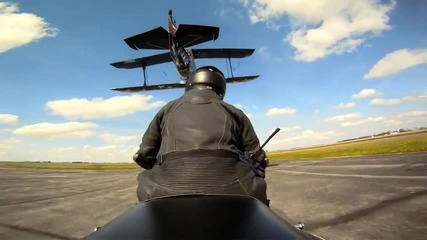 Моторист докосва летящ самолет