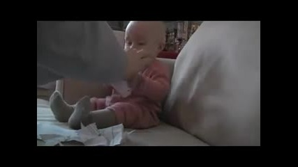 Baby lacht sich schlapp - Video