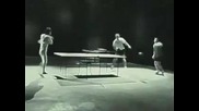 Брус Лий играе тенис на маса с нунчако... 