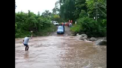 Toyota Hilux cruzando rio en Puerto Bermudez - Oxapampa (low)