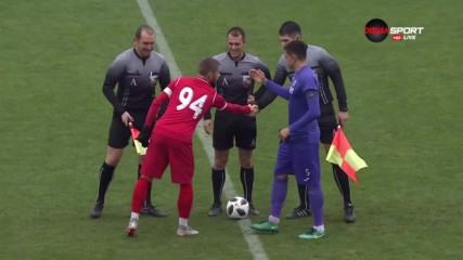 Защо играчите на Етър имат червени точки по лицата си?