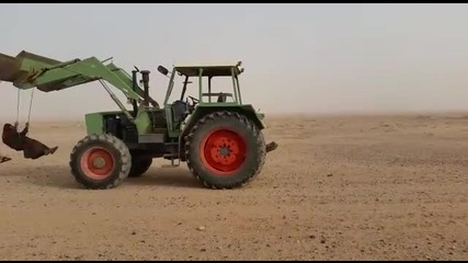 Супер забавно видео ! Вижте как работят някои хора и за какво ползват трактора .