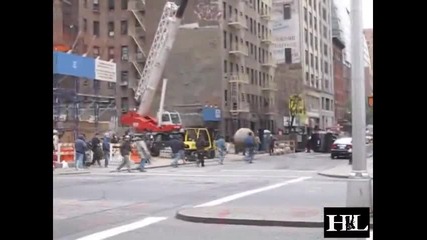 Кран за разрушаване удря кола в движение