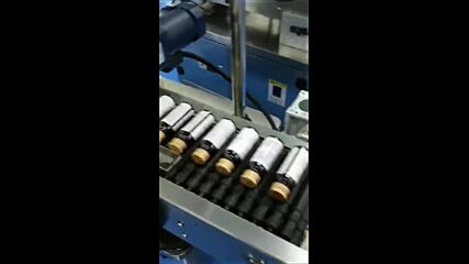 Автоматична етикетираща машина за шишенца.mp4