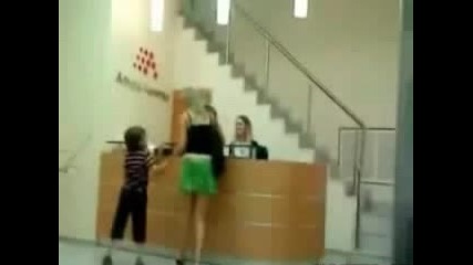 хлапе прави майка си разногледа 