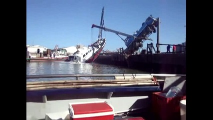 яхта пада инцидентно във вода заедно с крана... 