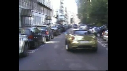 Ето това е гледка - позлатено Ferrari 599