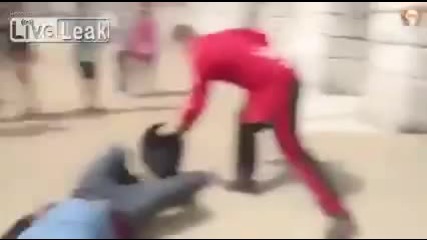 Гвардеец нокаутира мъж, който се гаври с него