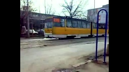 Трамвай минава с бясна скорост