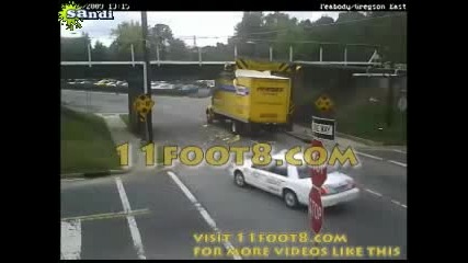 Товарен камион се удря в мост