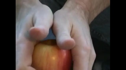 Как да разцепим ябълка с ръце 