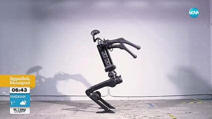 Хуманоиден робот прави салта във въздуха