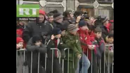 Танкове взривяват спортни автомобили извън Москва