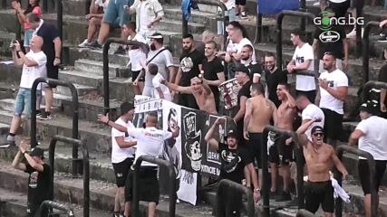 Феновете на Славия празнуват гола на Галин Иванов