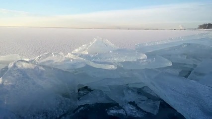 Ледът се промъква напред бавно, тъй като се измества от друг.