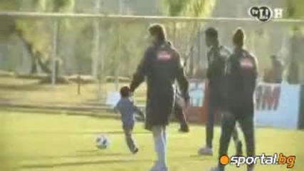 Робиньо и сина му разцъкват на тренировка