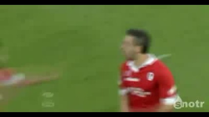 Футболист удря Съотборника си