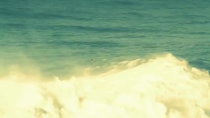 Сърфист язди 30-метрова вълна