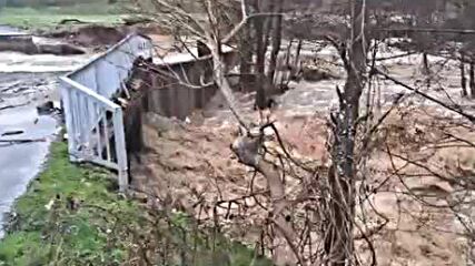 Повишени нива на реките в област Кърджали, разрушен е мост