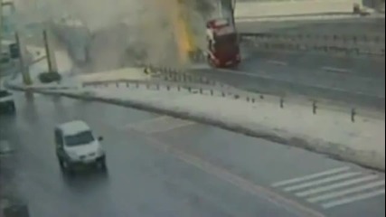 клипче: Камион разрушава мост в Турция 