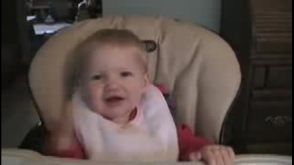 Бебе което се смее с неповторим смях 