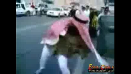Луд Арабин Танцува На Пътя