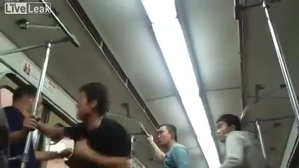 Азиатци млатят пиян расист в метрото.