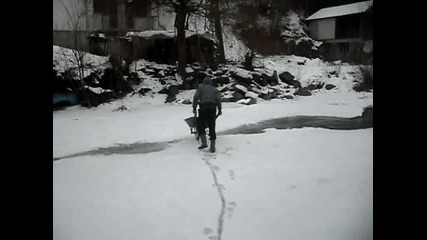 Да се спукаш от смях, Човек се разхожда върху лед с количка (малка Арда) 