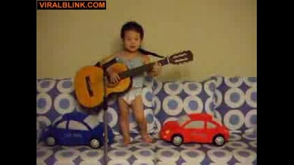 Бебе свири на китара и пее 
