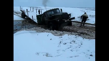 Измъкват камион от замръзнала река