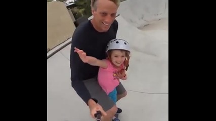 баща кара скейтборд с дъщеря си