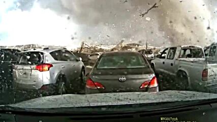 Камера на автомобил засне преминаването на торнадо отблизо