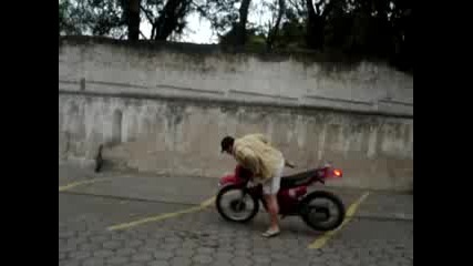 Тъпак пада от мотор