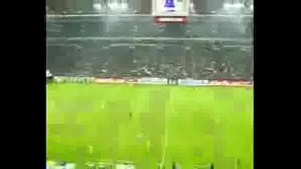 Невероятно!феновете на Левски пеят националния химн на Велтинс Арена 