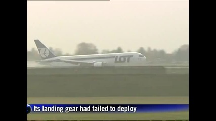 Boeing 767 се приземи безопасно, въпреки повредата на колесника.