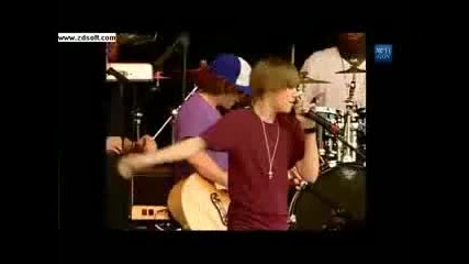Justin Bieber - White House (easter Egg Roll) singing One less lonely girl April 05 2010 