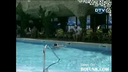 Скрита Камера - Дебелана Скача В Басейн