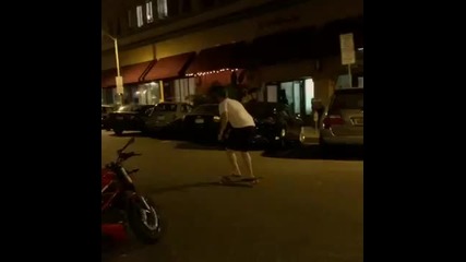 Пиянка решава да се прибере от кръчмата със своя скейтборд