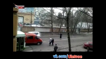 Жена се прави на регулировчик [смях]