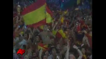Феновете на Испания ликуват след мача с Холандия. 