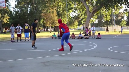 Спайдермен играе баскетбол като луд