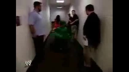 Hornswoggle гони Мelina полугола