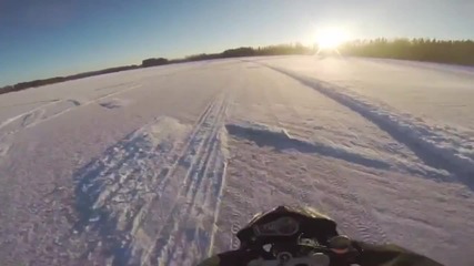 Мотористи карат по снега и се забавляват!